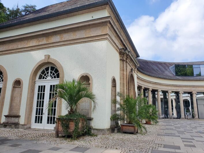 Blick auf die Wandelhalle im Kurpark Bad Wildungen