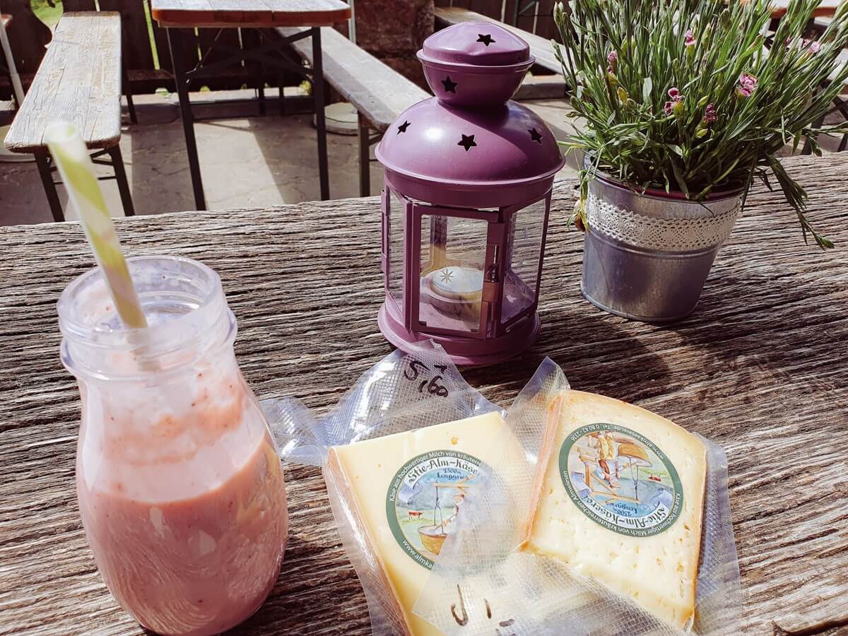 Buttermilch und Almkäse auf dem Tisch der Stiealm in Lenggries