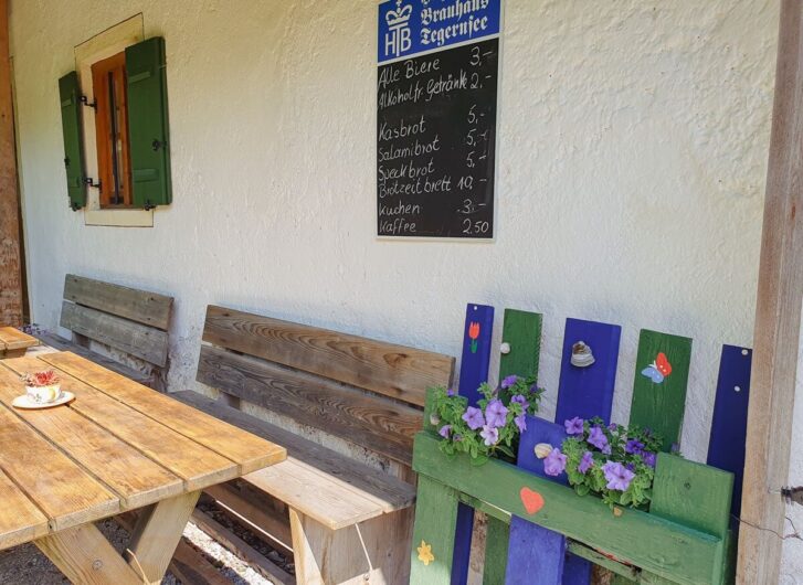 Terrasse und Tafel mit dem Angebot der Schrombachalm