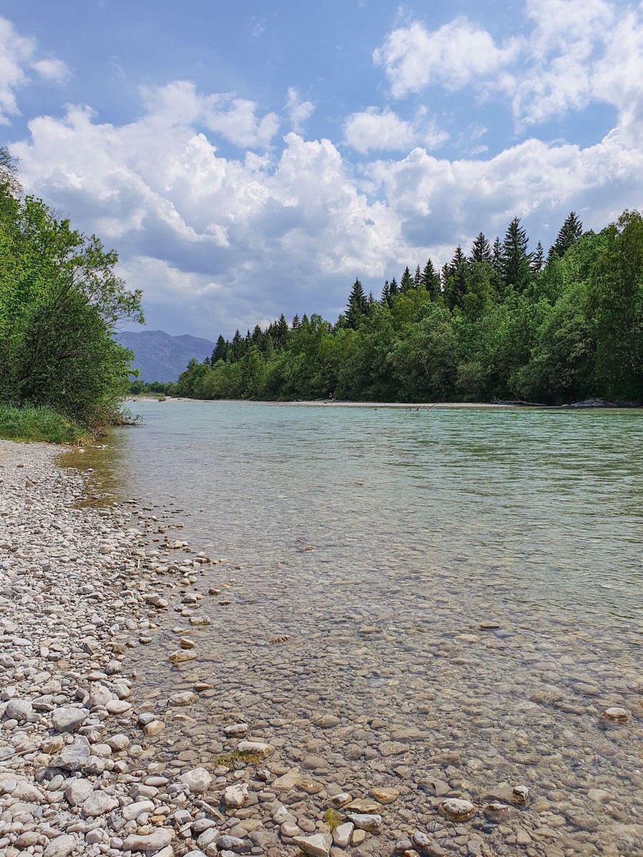 am steinigen Ufer der Isar