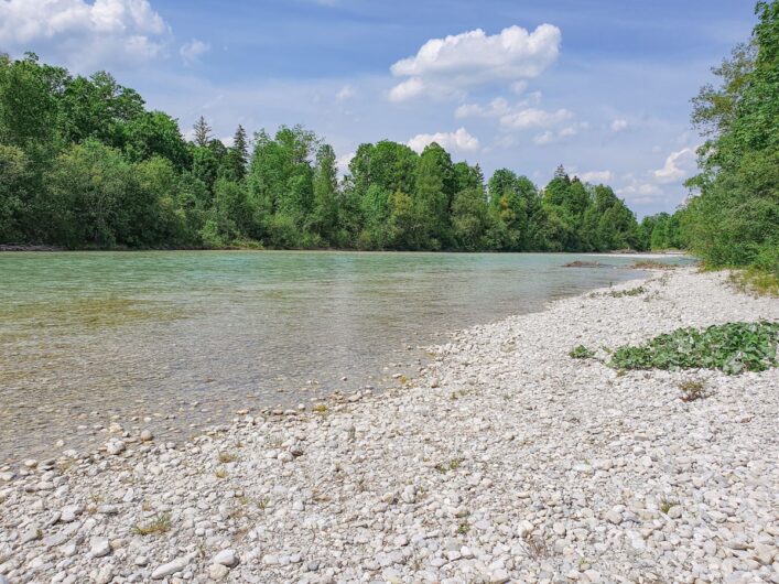 auf den Steinen am Isarufer in Lenggries