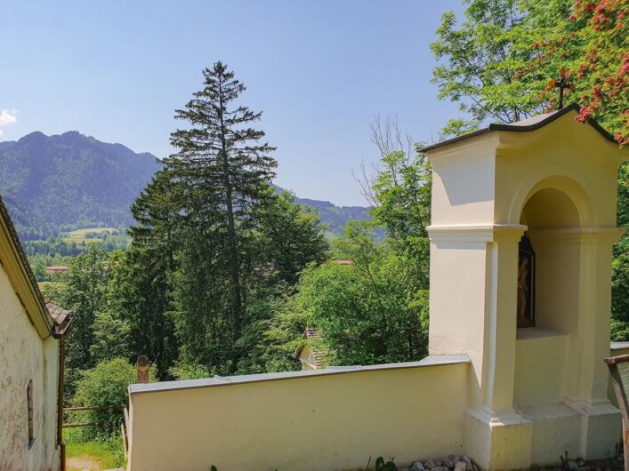 Kreuzwegstation auf dem Kalvarienberg mit Blick Richtung Brauneck