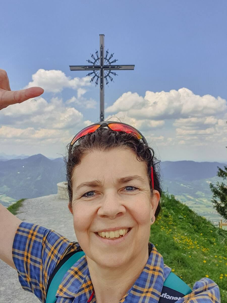 Martina vor dem Gipfelkreuz am Brauneck