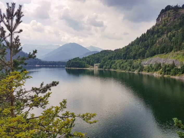 Blick auf den Sylvensteinsee mit Alpenkulisse