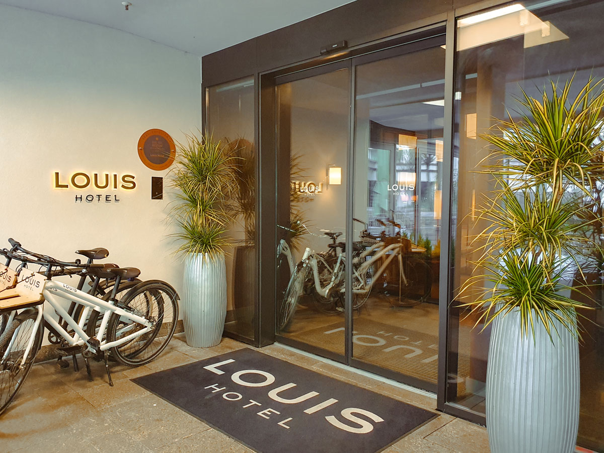 Eingangsbereich des LOUIS Hotel München mit Fahrrädern davor