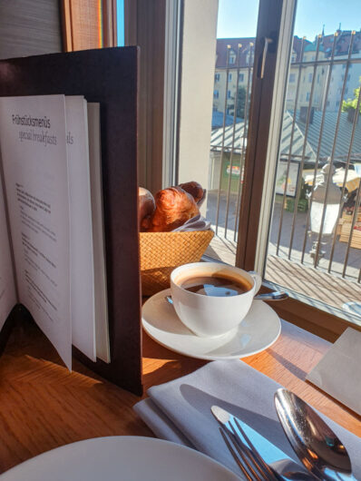 Frühstücksmenü mit Kaffee und Blick auf den Viktualienmarkt