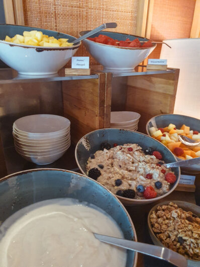 Müsli und Obst auf dem Frühstücksbuffet