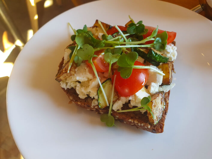 Sandwich belegt mit Feta und Tomaten