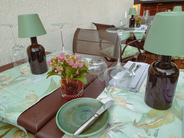 gedeckter Tisch auf der Dachterrasse des LOUIS Hotel München