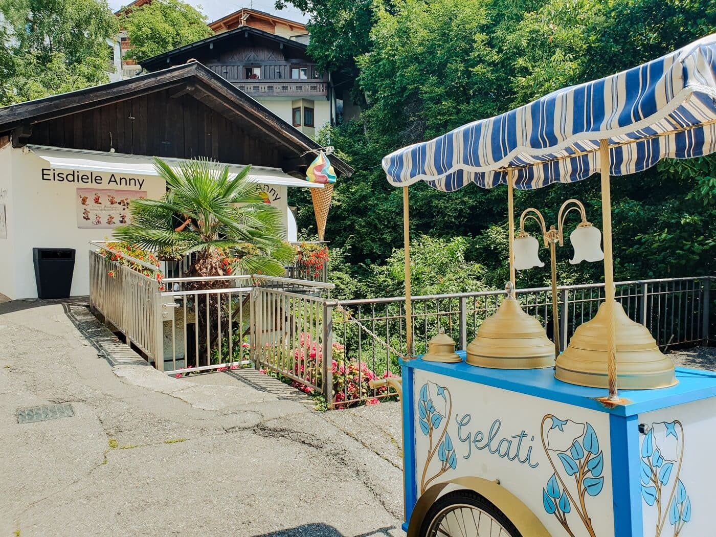 Eisdiele Anny in Schenna mit Eiswagen als Dekoration vor dem Haus