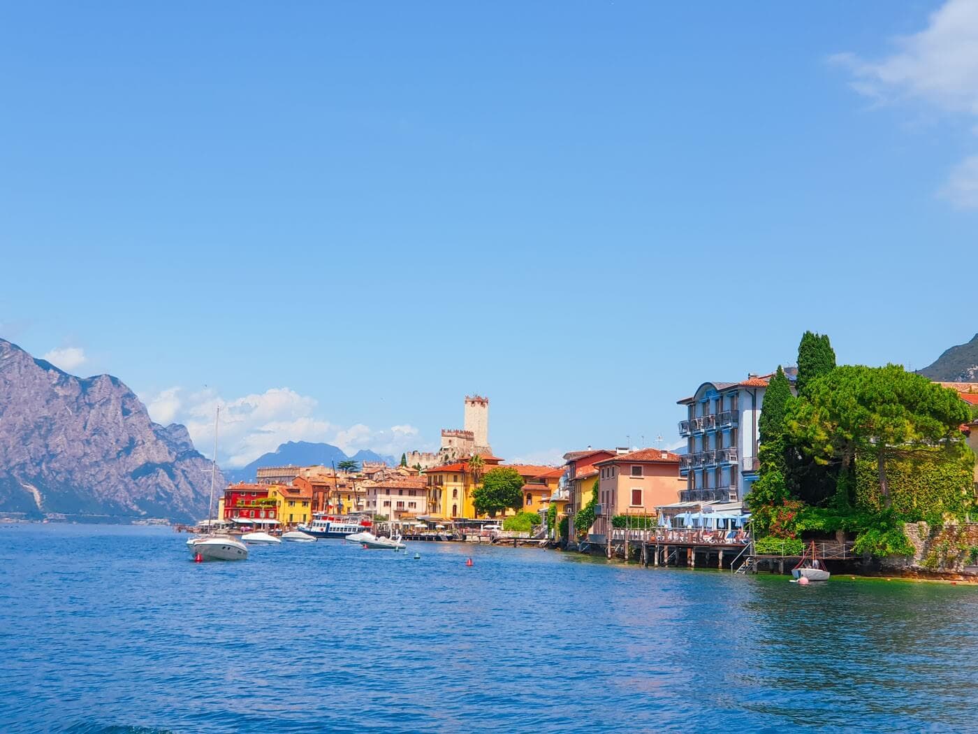 intensiv blauer Gardasee mit Blick auf Malcesine und Berge im Hintergrund