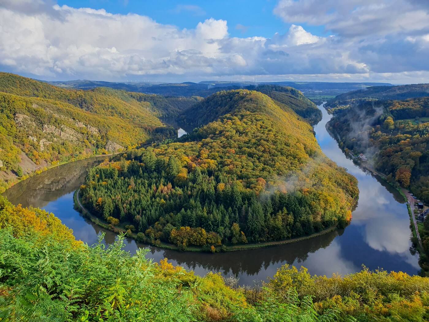 Blick vom Aussichtspunkt Cloef auf die Saarschleife und die herbstlichen Wälder