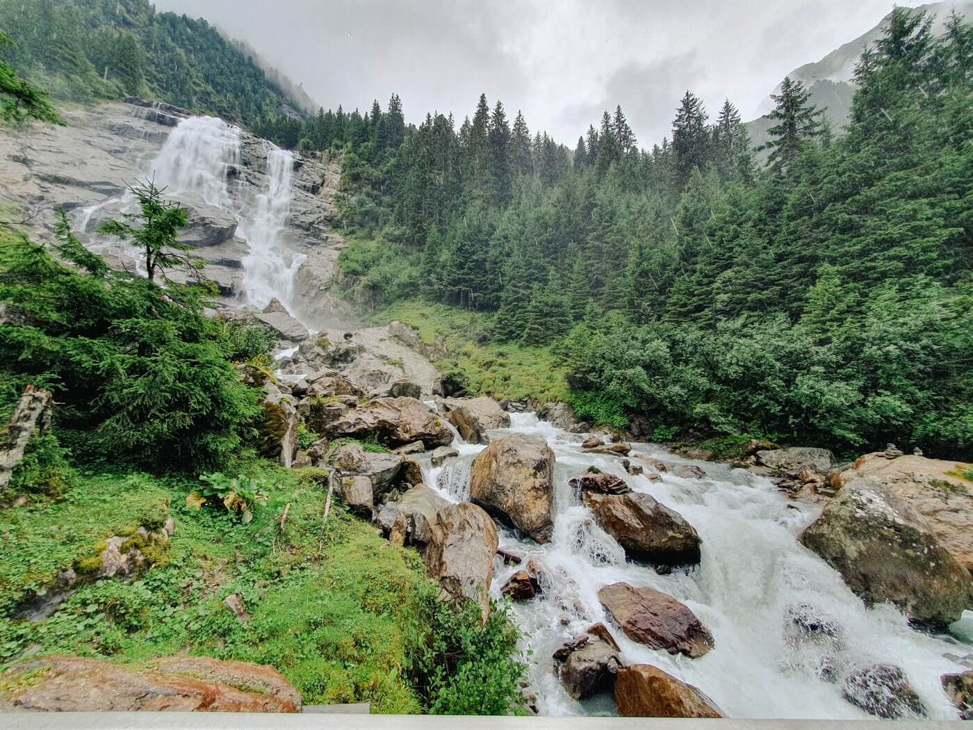 Das Wasser des Grawa-Wasserfalls stürzt zu Tal