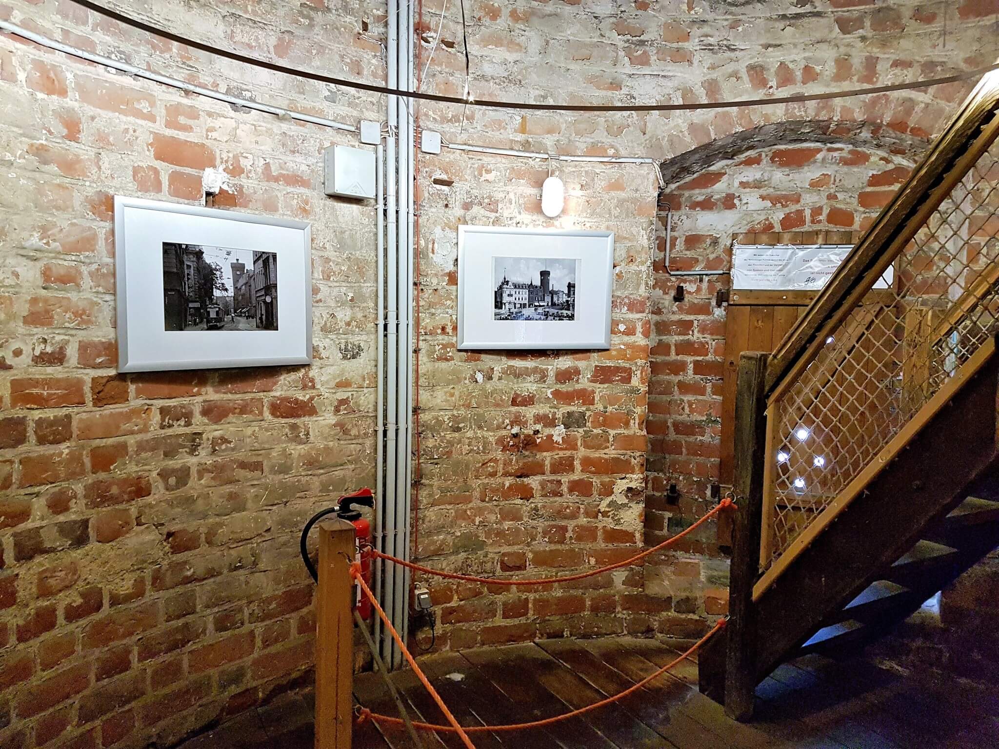 Treppenaufgang im Spremberger Turm mit zwei Fotos an den Wänden