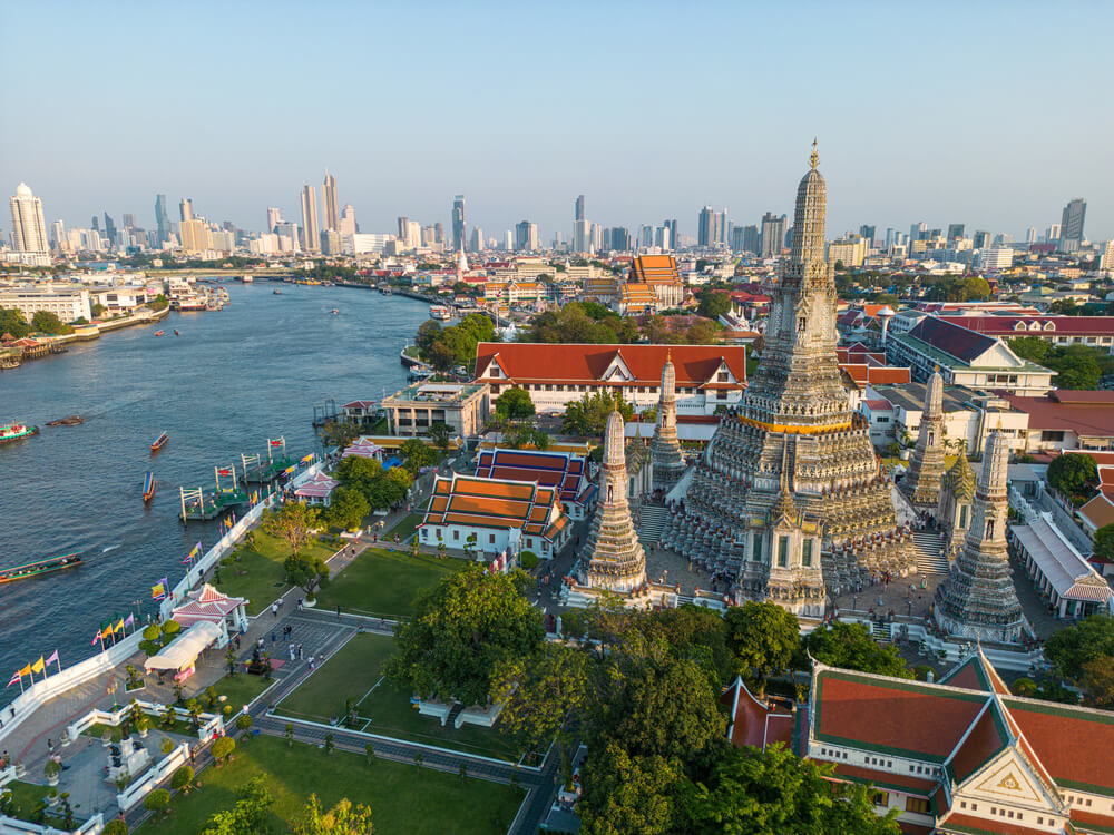 Blick auf den Wat Arun Tempel neben dem Chao Phraya in Bangkok