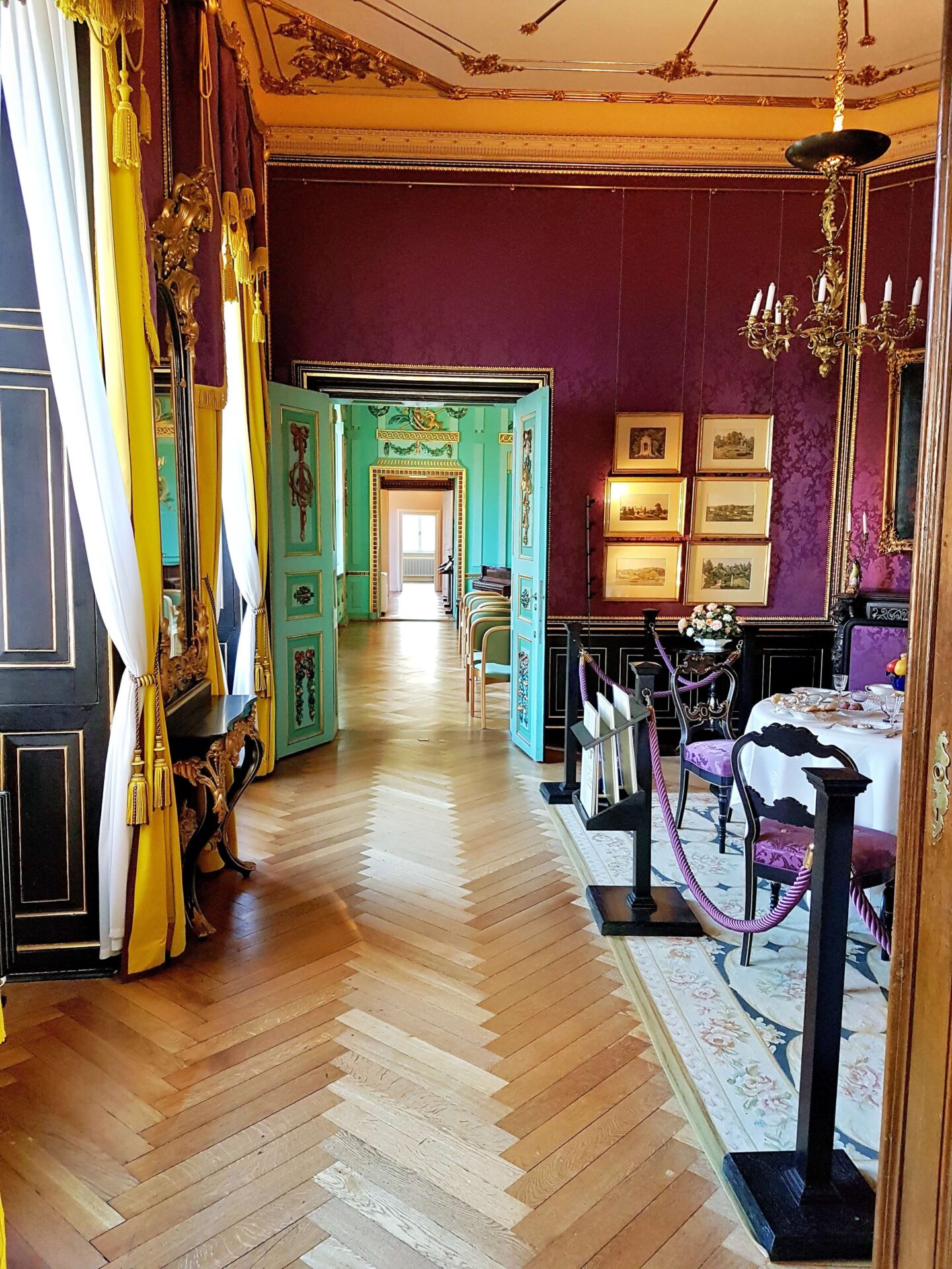 Blick durch Verbindungstüren in mehrere Räume von Schloss Branitz