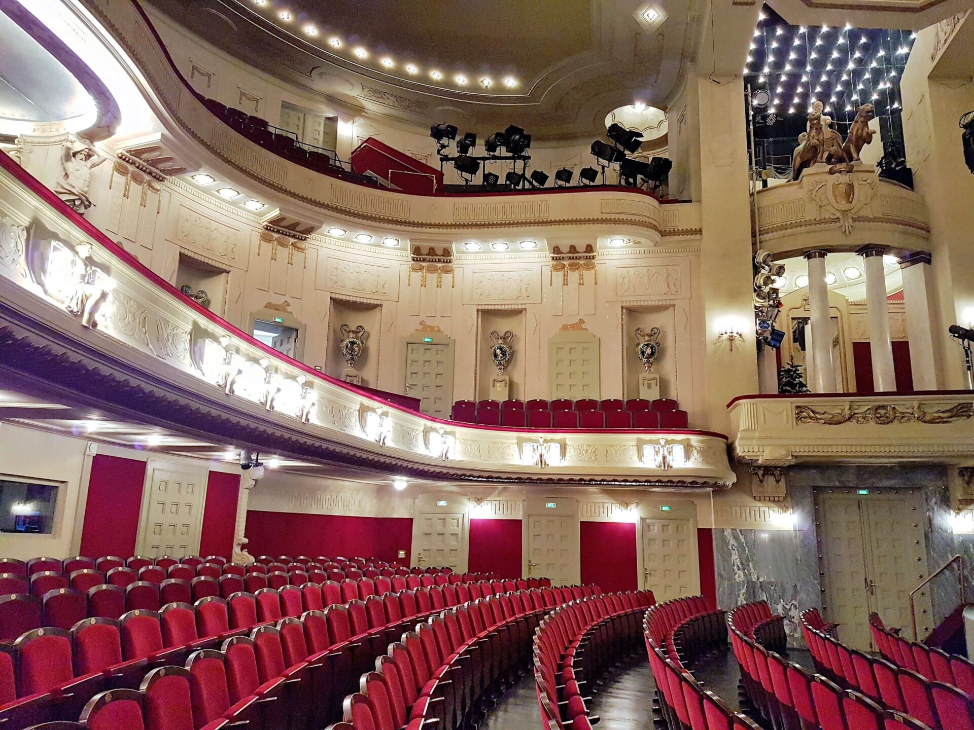 Stuhlreihen und Ränge im Staatstheater Cottbus