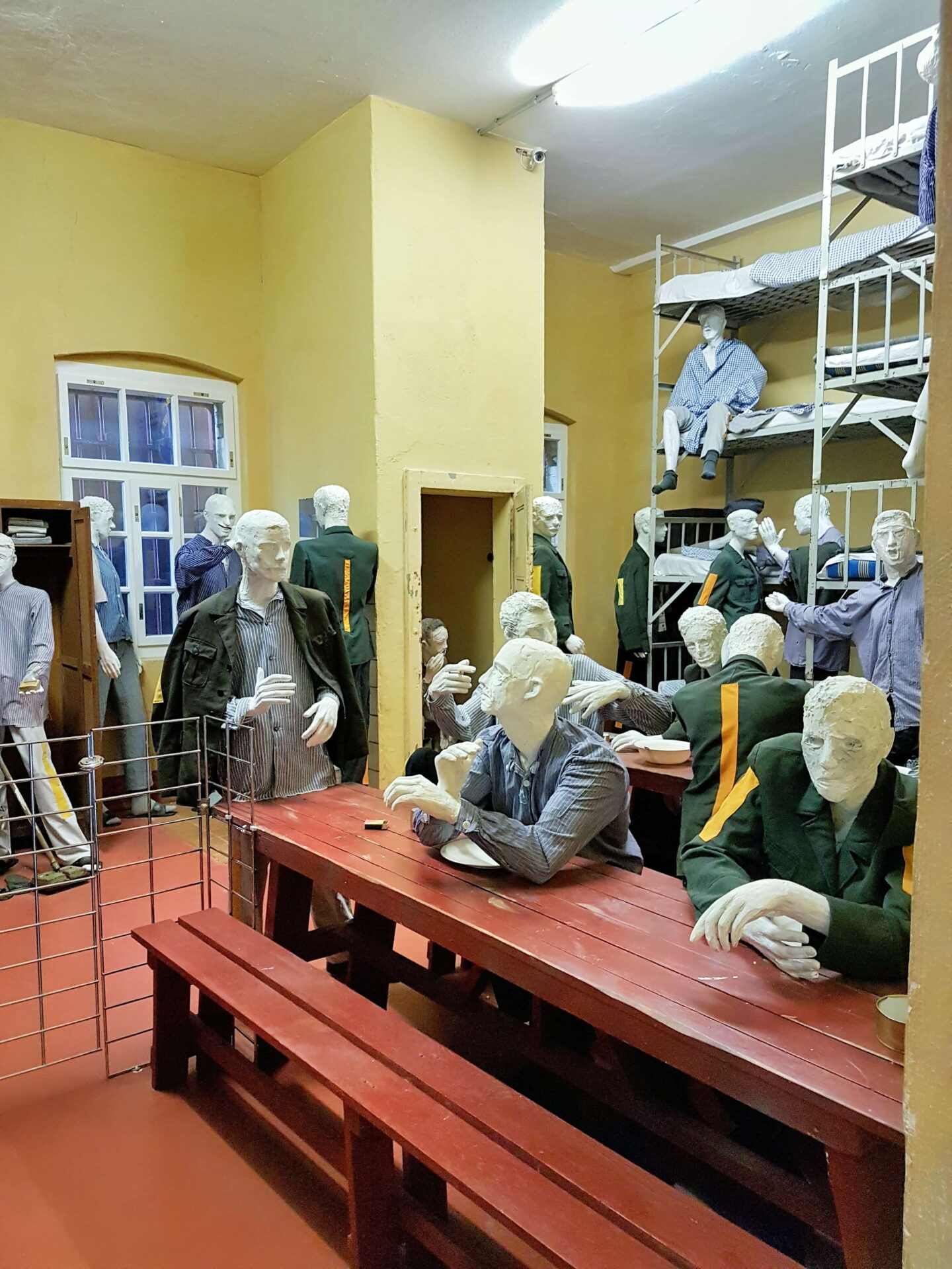 Nachgestellte Szene in überfüllter Gefängniszelle des Zuchthaus Cottbus