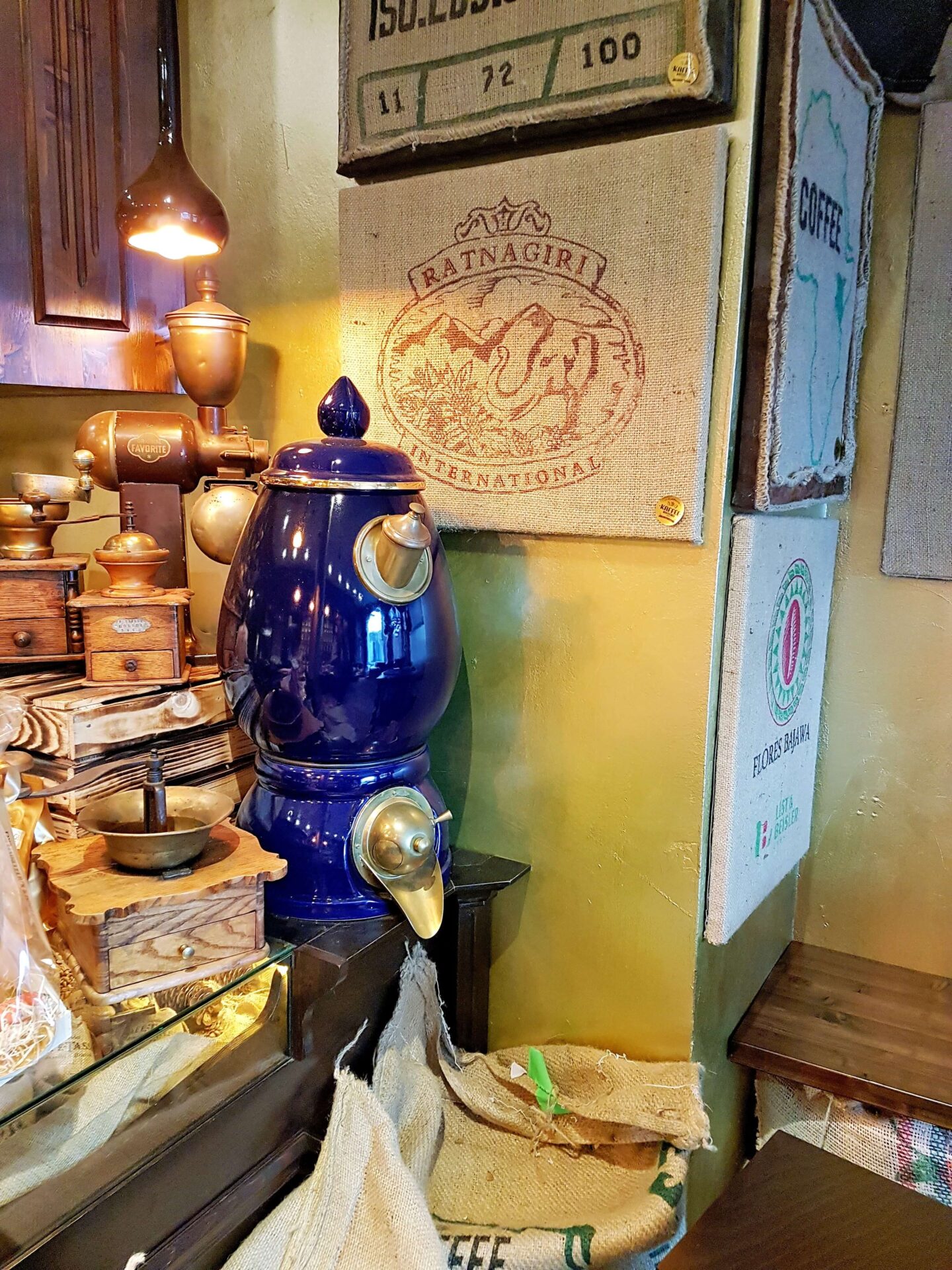 Kaffeemühlen und Kaffeebehälter