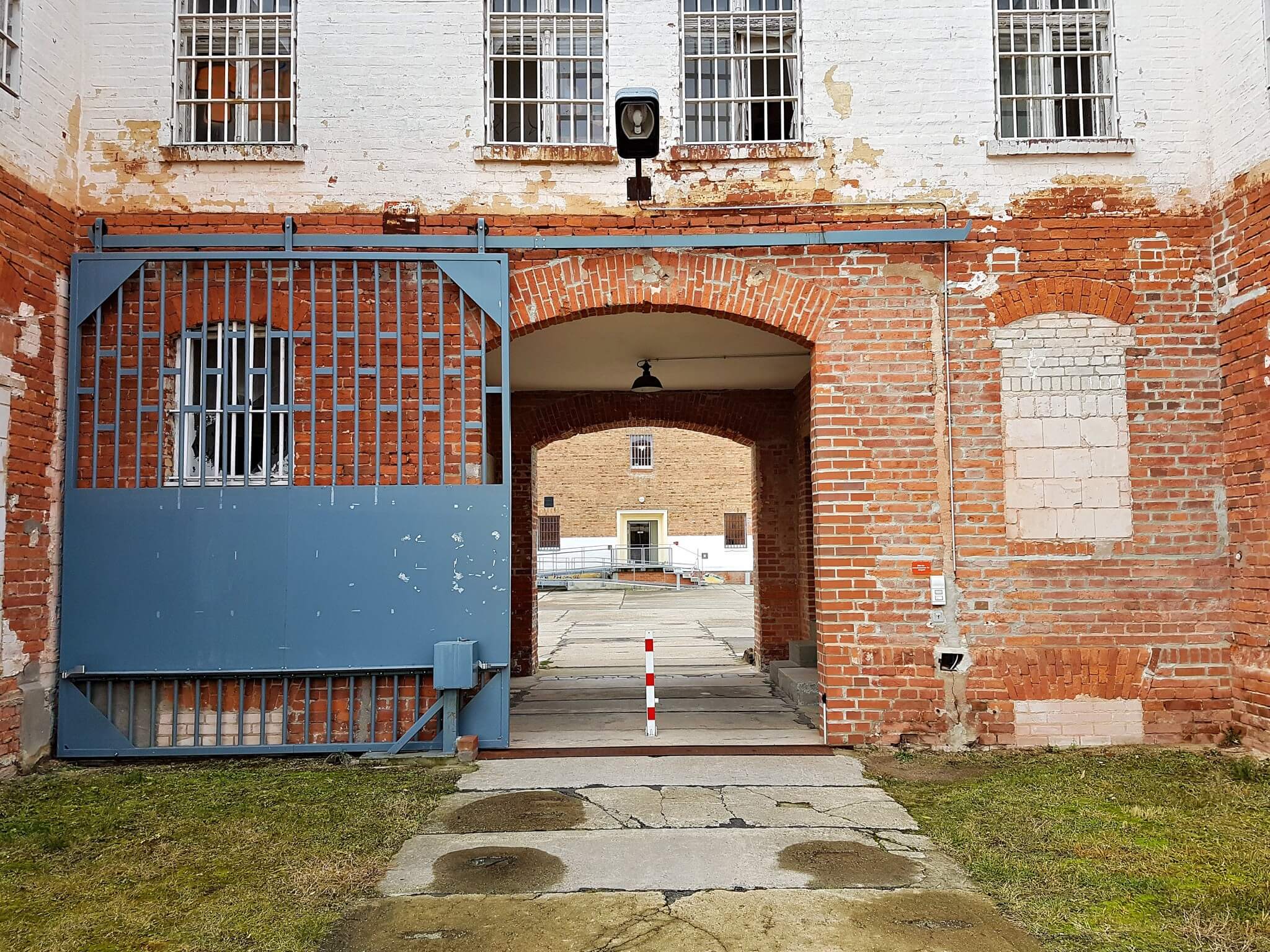 Einfahrt zum Innenhof der Gedenkstätte Zuchthaus Cottbus