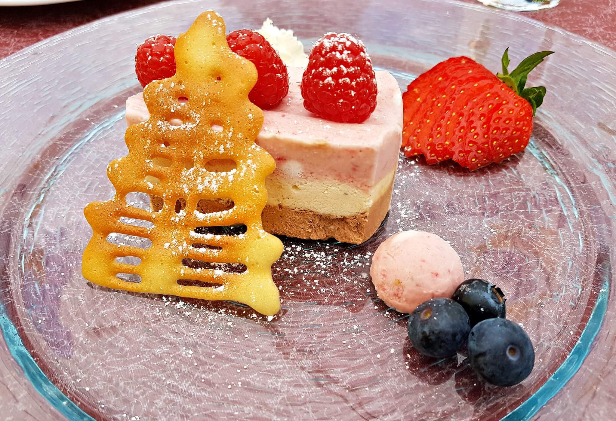 Ein Streifen Fürst-Pückler-Eis auf einem schön dekorierten Teller