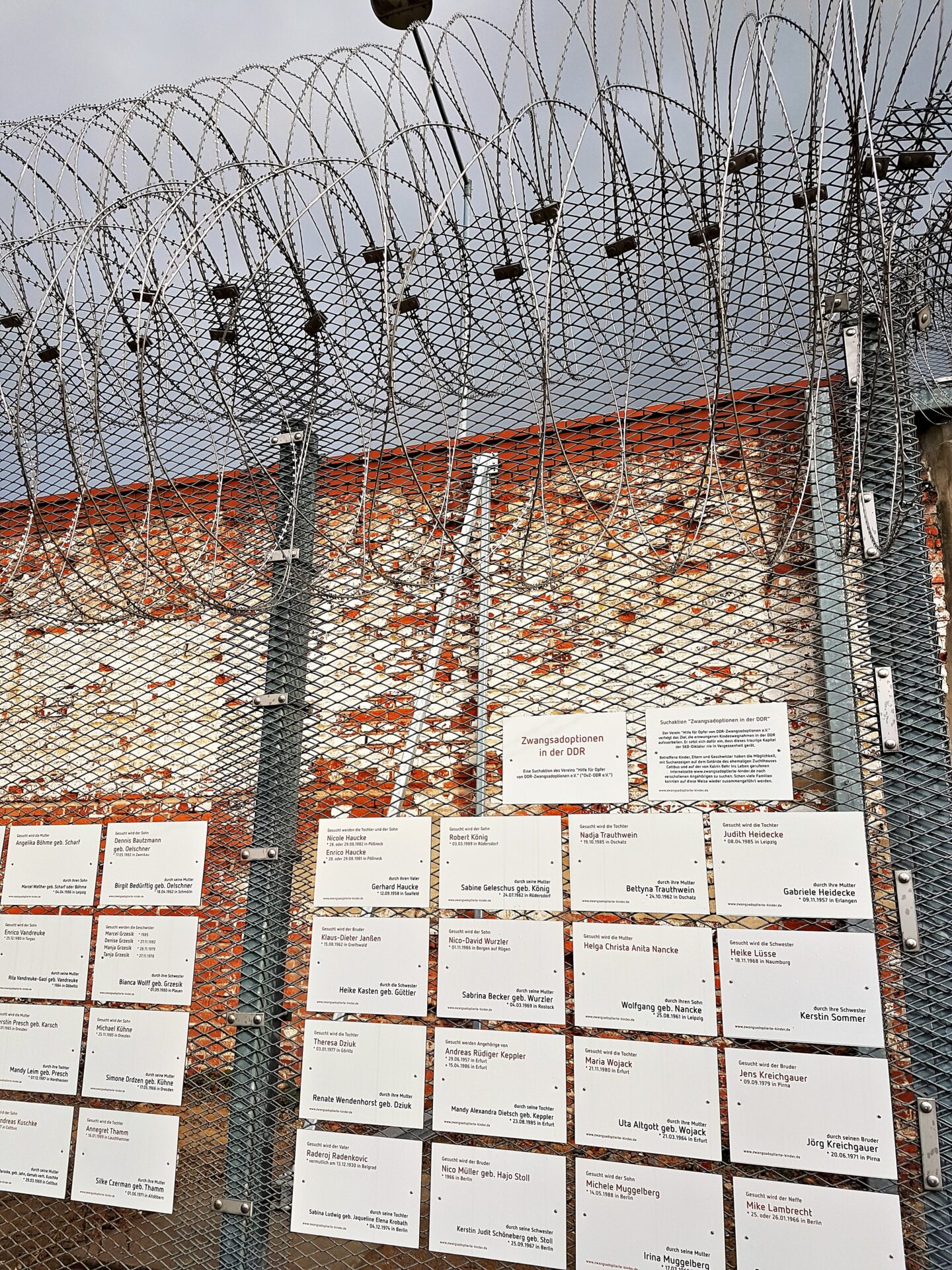 Gedenkschilder zu Zwangsadoptionen in der ehemaligen DDR