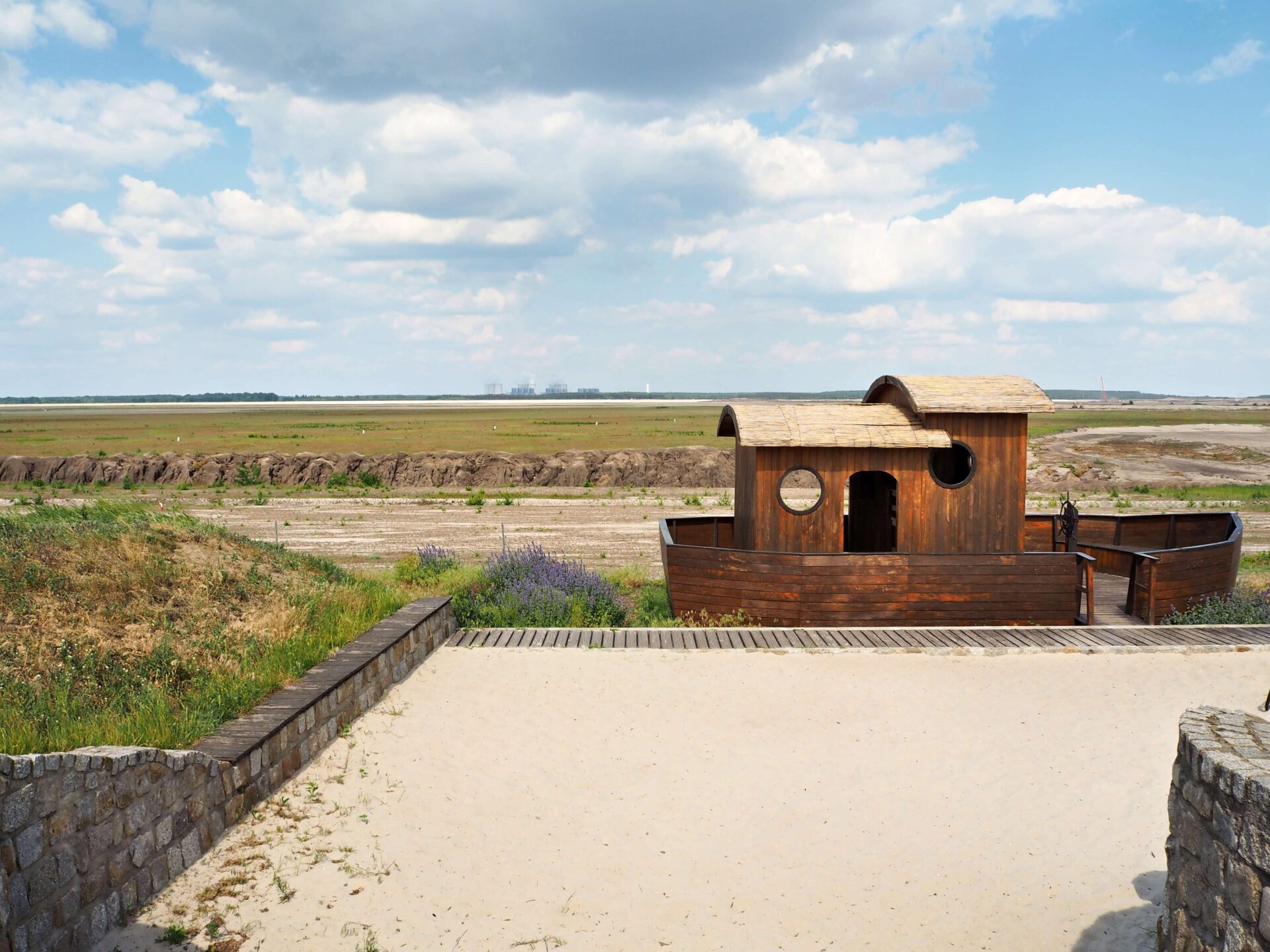 Holzboot auf dem entstehenden OstSee