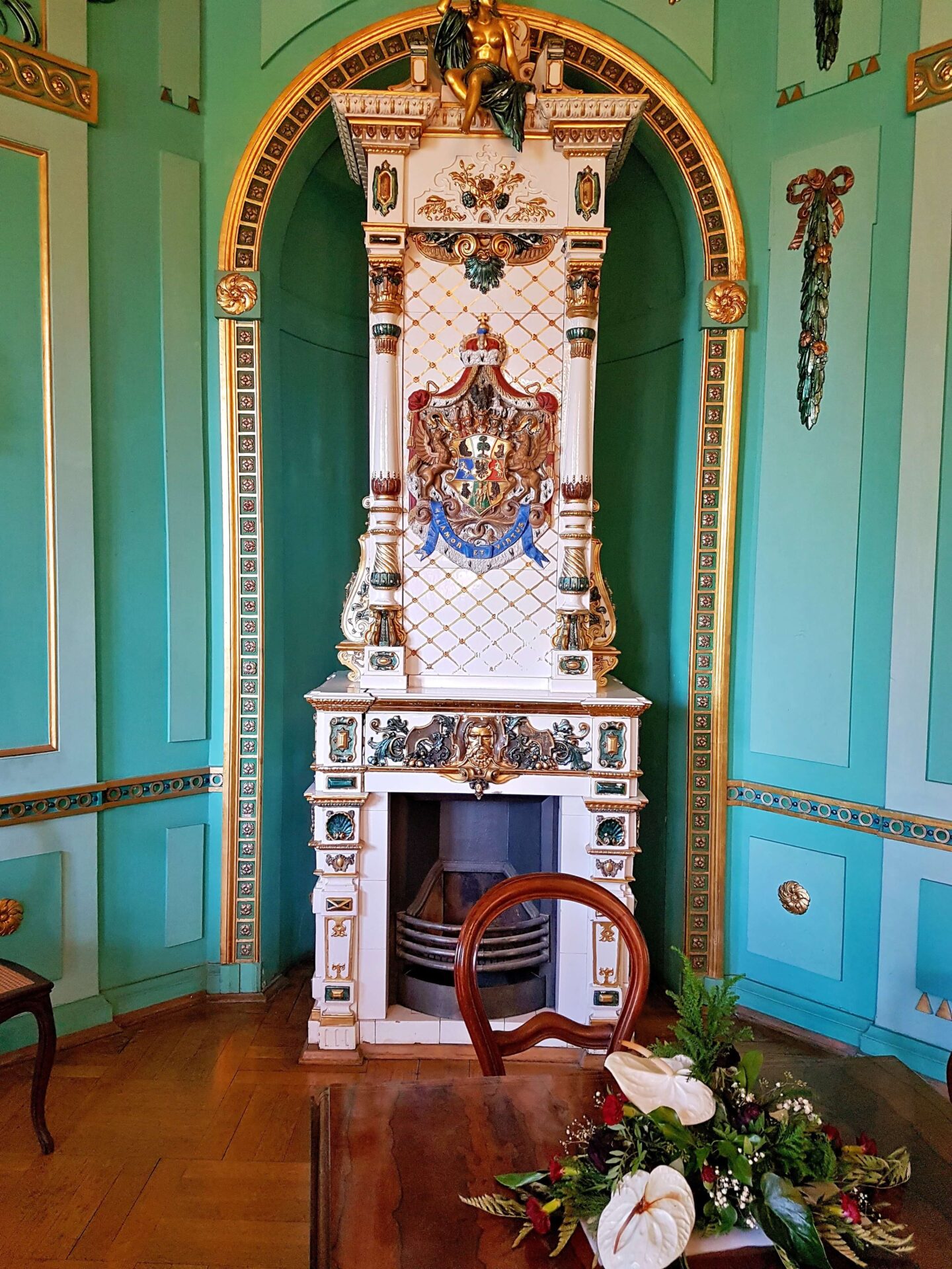 Kamin in türkisem Raum des Schlosses