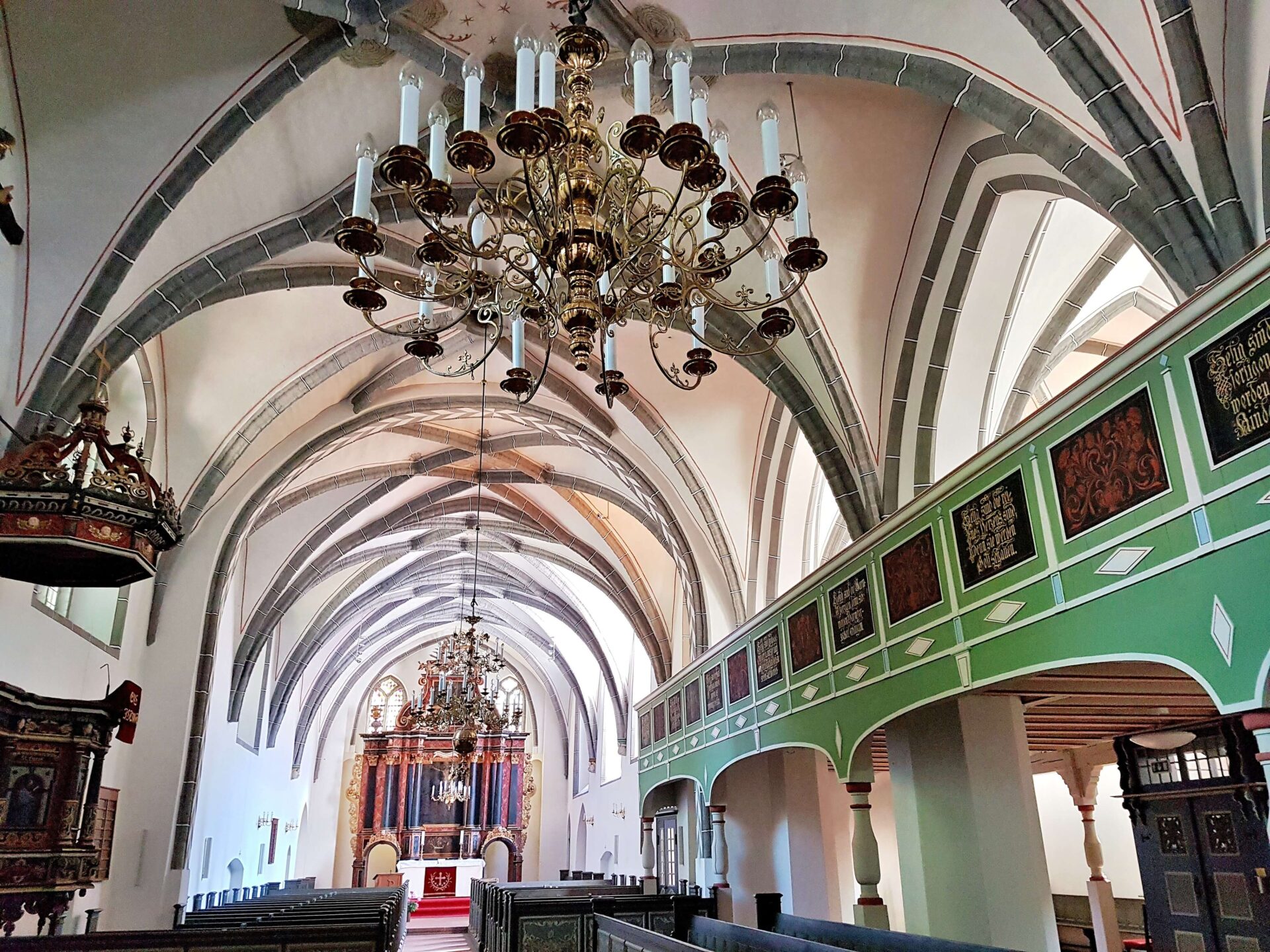 Blick hin zum Altar in der Klosterkirche Cottbus mit Leuchter im Vordergrund