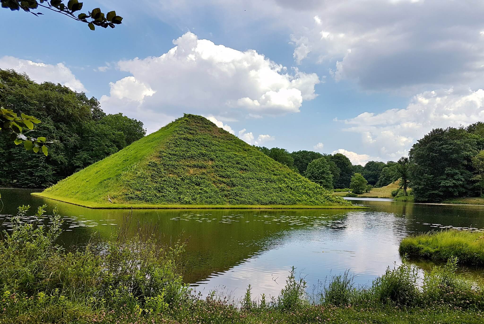 mit Gras bewachsene Pyramide im Park Branitz
