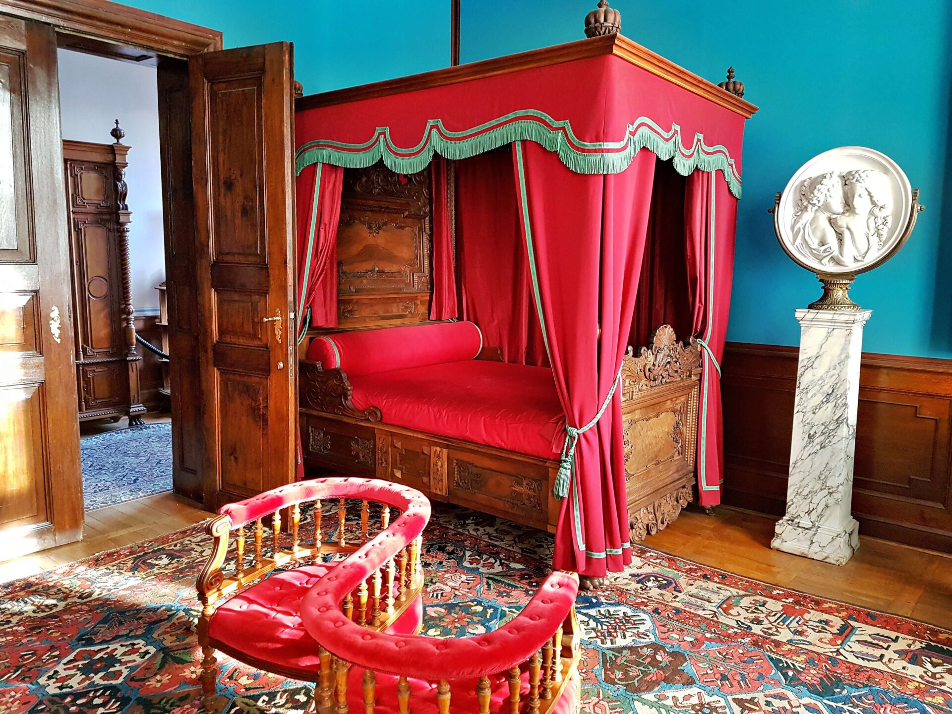 rotes Himmelbett im Schloss