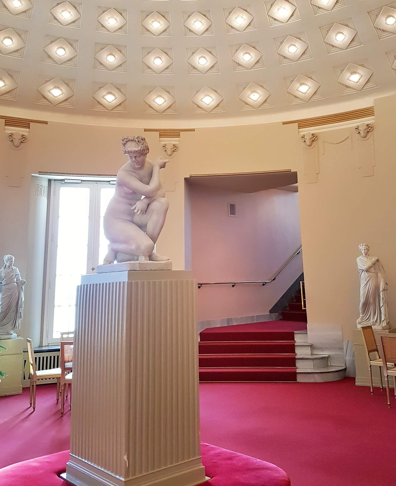 Skulpturen in den Fluren des Staatstheaters