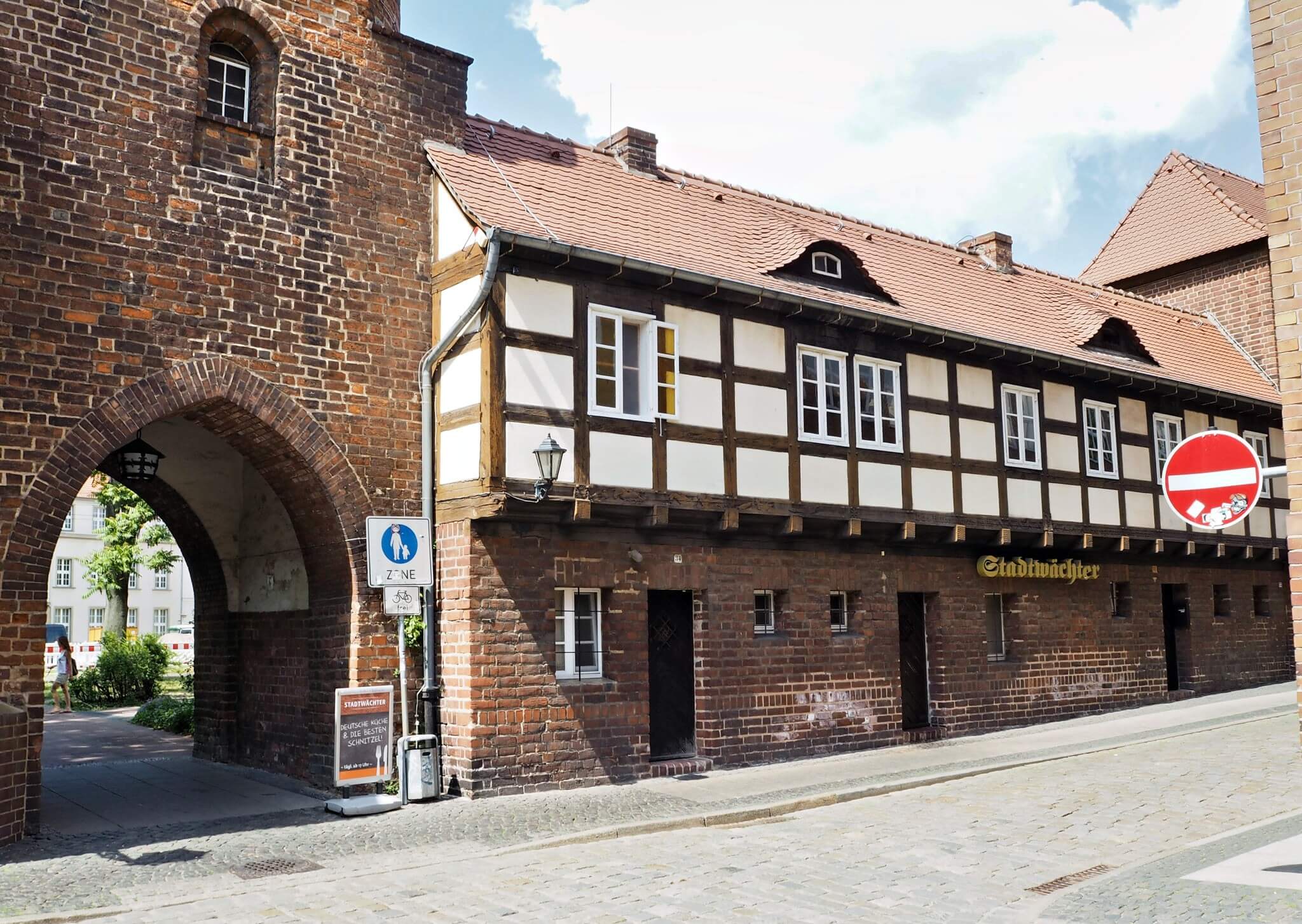 Eines der Stadttore mit dem in die Stadtmauer integrierten Restaurant Stadtwächter nebendran