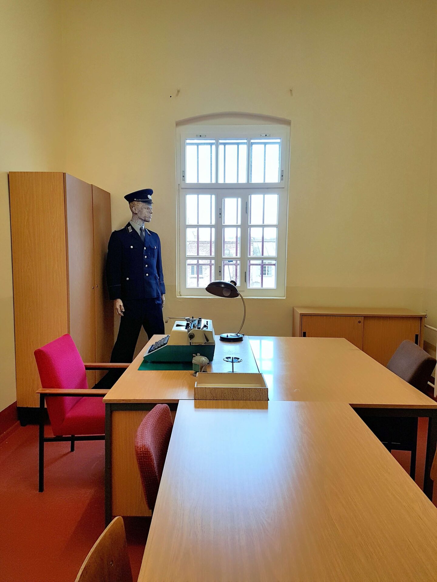Vernehmerzimmer in ehemaligem DDR-Gefängnis
