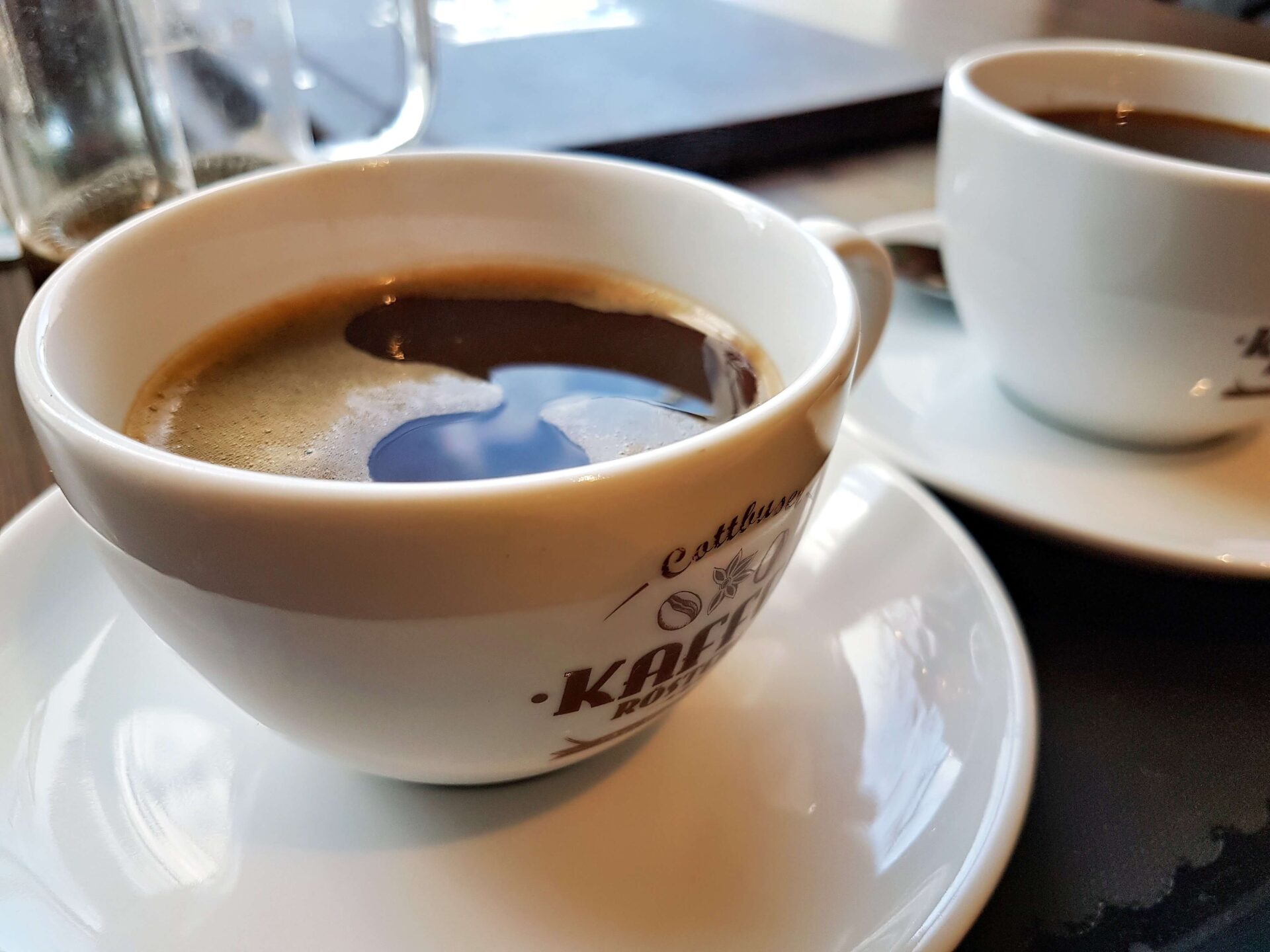 zwei mit Kaffee gefüllte Tassen