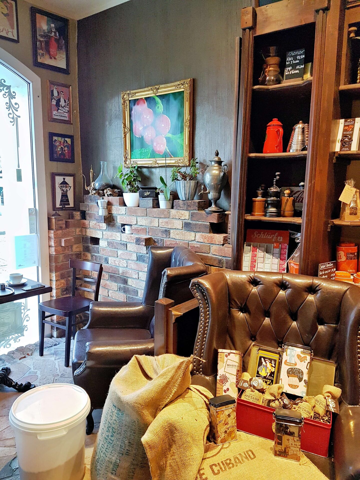 Einrichtung der Kaffeerösterei mit braunem Ledersessel und Regalen