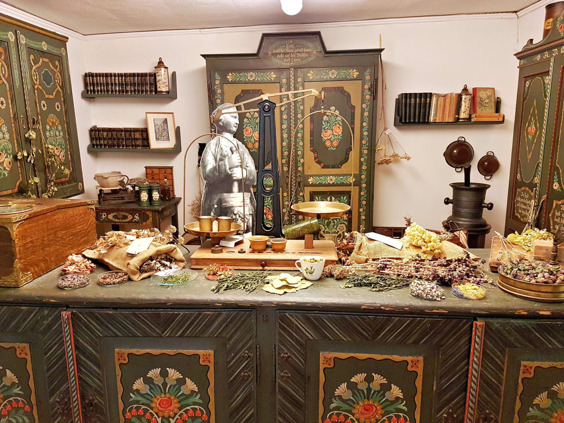 Innenraum einer historischen Apotheke im Apothekenmuseum
