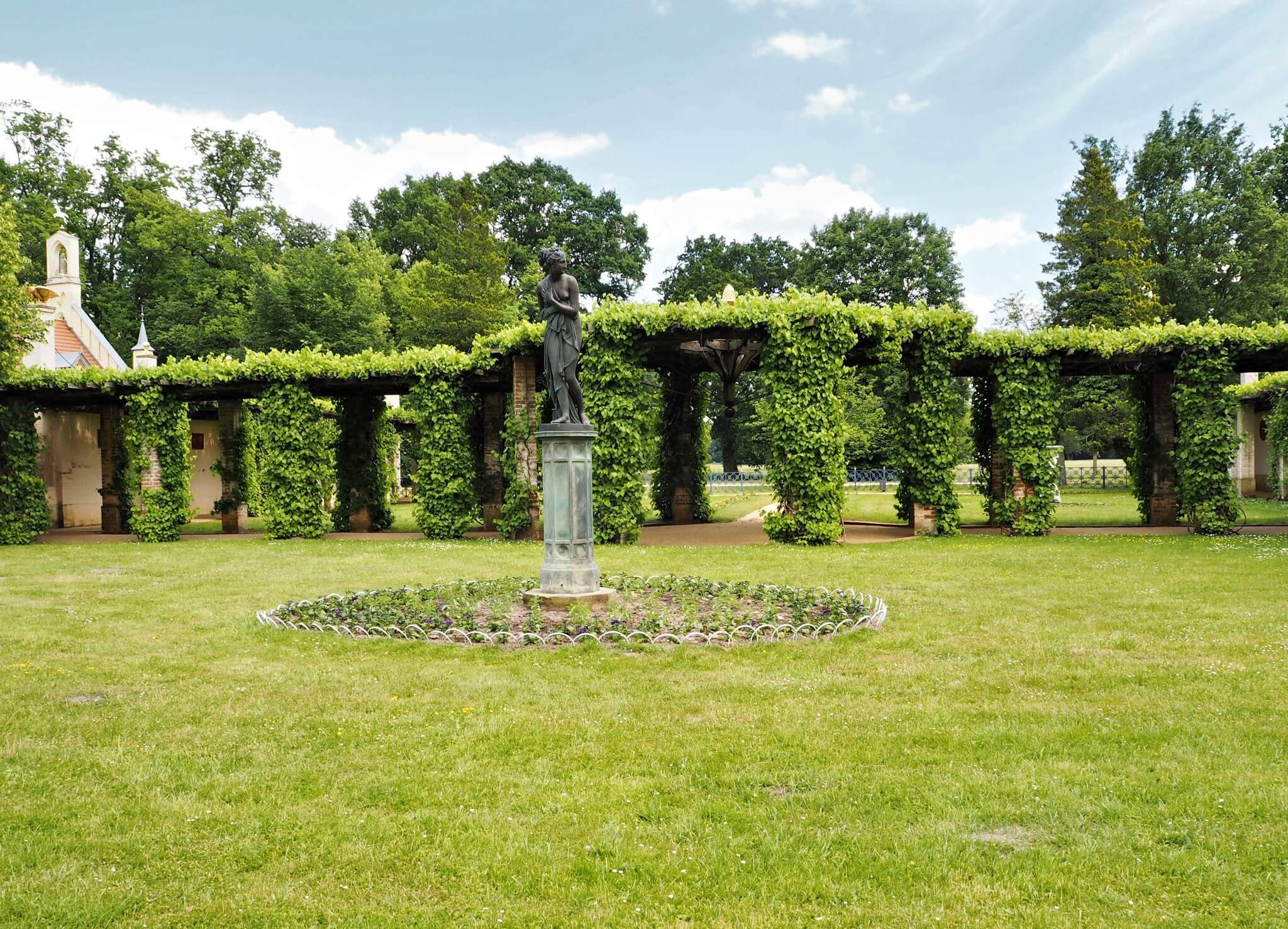 überwachsender Durchgang im Park Branitz