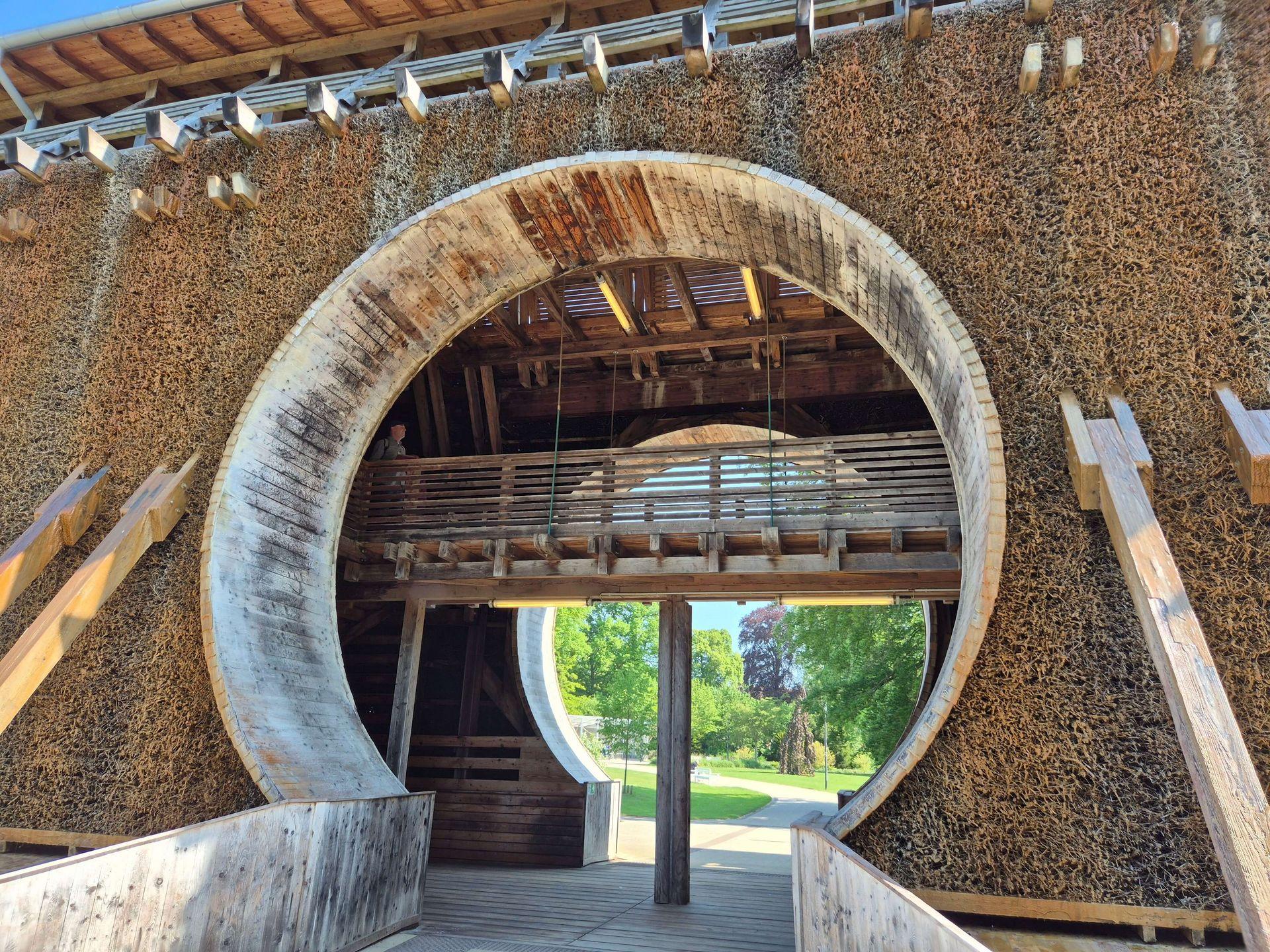 Großer runder Durchgang im Gradierwerk Bad Sassendorf mit Blick auf den grünen Kurpark.