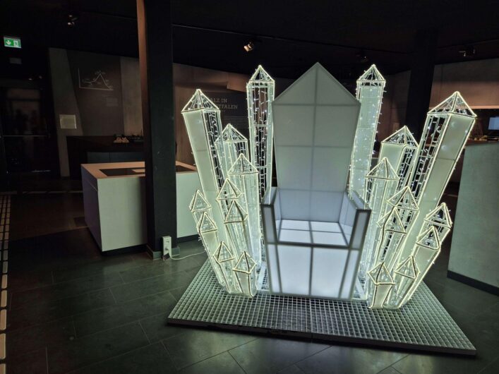 Beleuchtete Installation in Form eines Throns aus stilisierten Salzkristallen in den Westfälischen Salzwelten Bad Sassendorf.