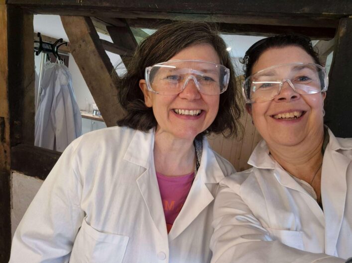 Tanja vom Blog Spaness und Martina von Places and Pleasure beim Seifenworkshop in den Salzwelten Bad Sassendorf mit weißen Schutzkitteln und Schutzbrillen.