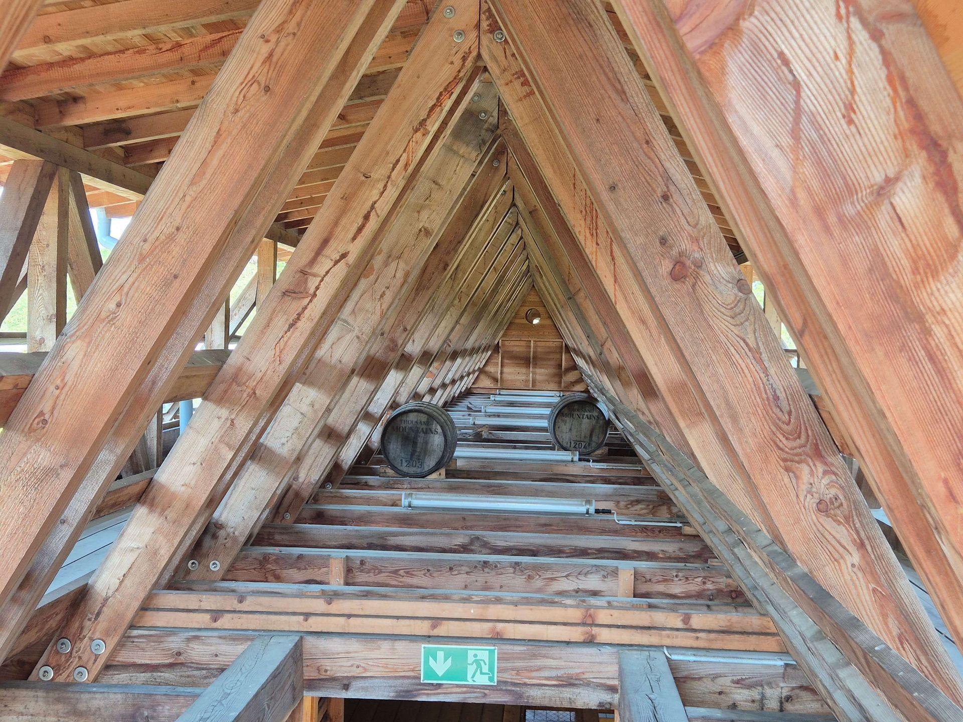 Zwei Whiskyfässer von Thousand Mountains zwischen massiven Holzbalken unter dem Dach des Gradierwerks in Bad Sassendorf.